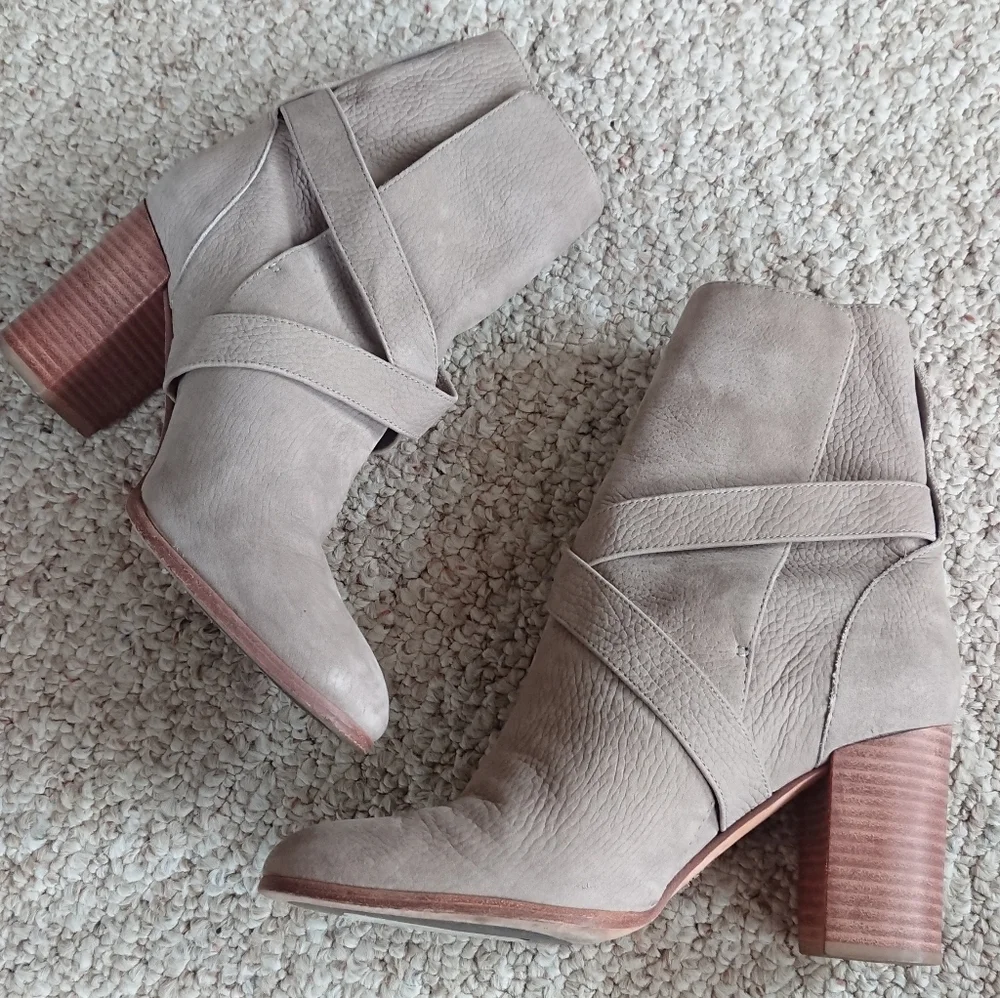 Kate spade New York Lexy double buckle pebbled leather boots in taupe size 6.5
